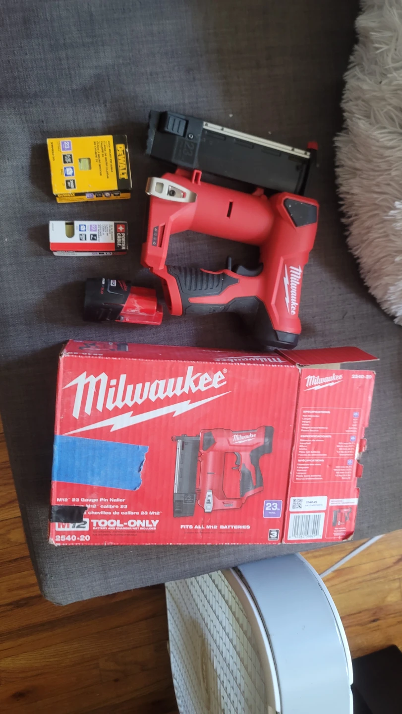 Milwaukee M12 23 Gauge Pin Nailer Kit