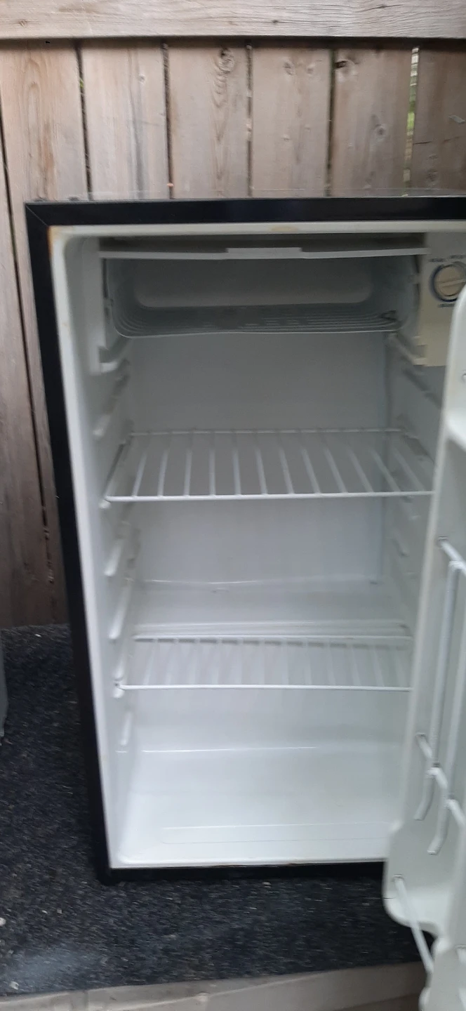 Magnasonic Compact Mini Fridge - photo 2