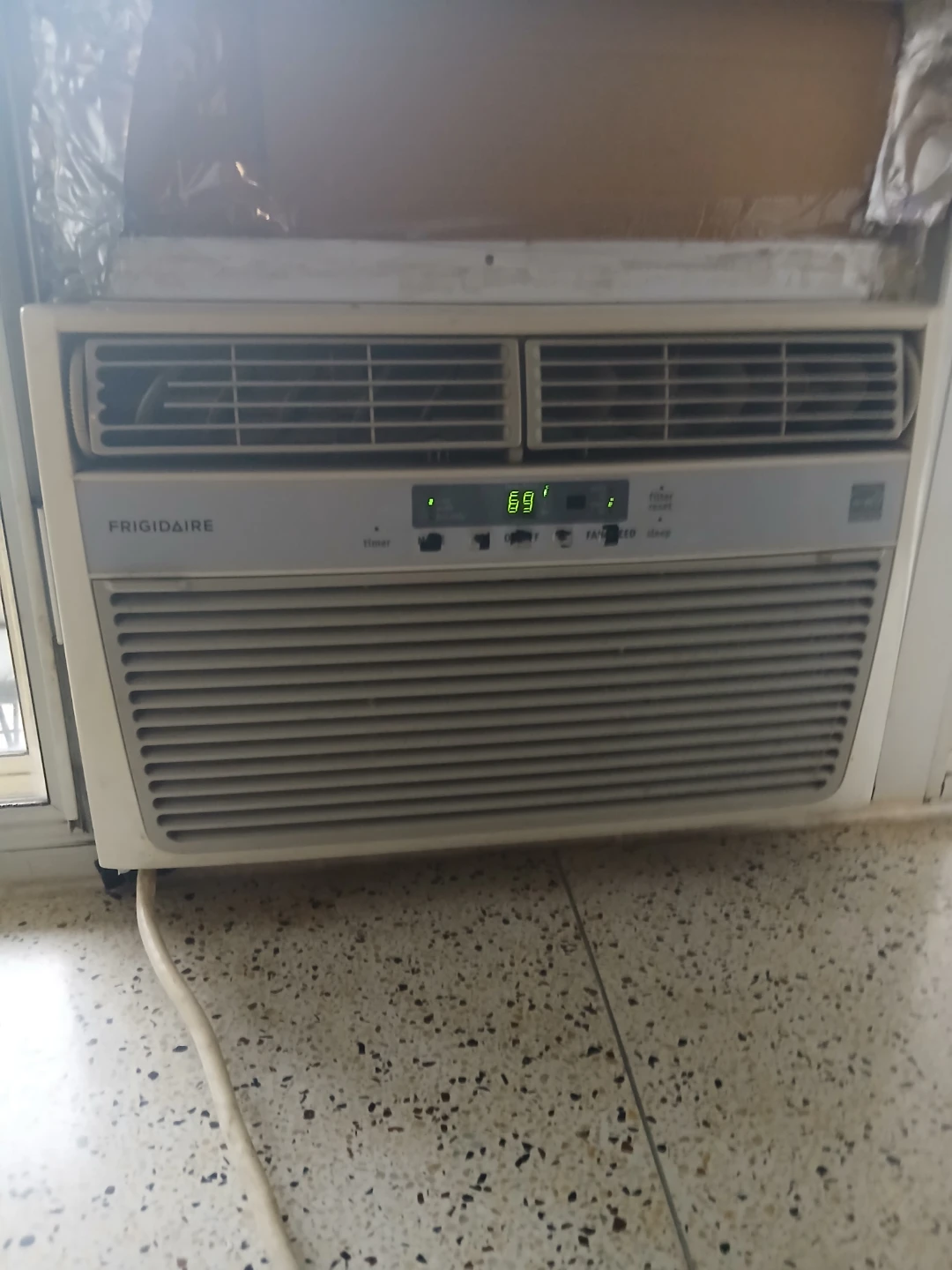 Frigidaire Window Air Conditioner - photo 2