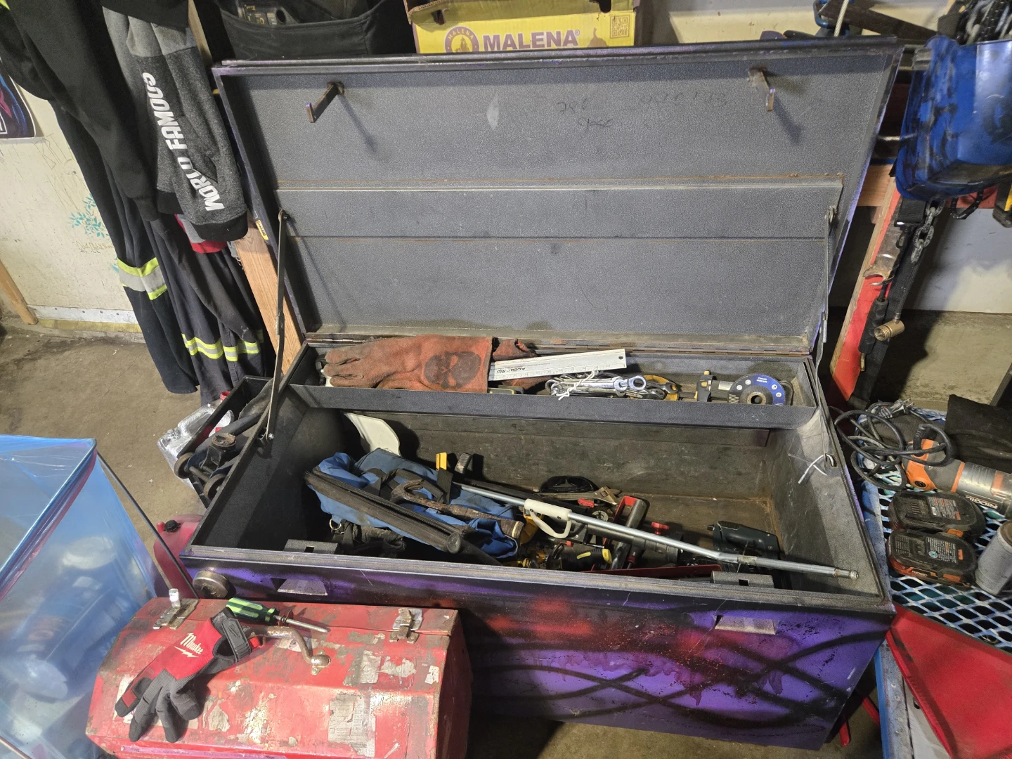 Job site Toolbox yes locks and no wheels.