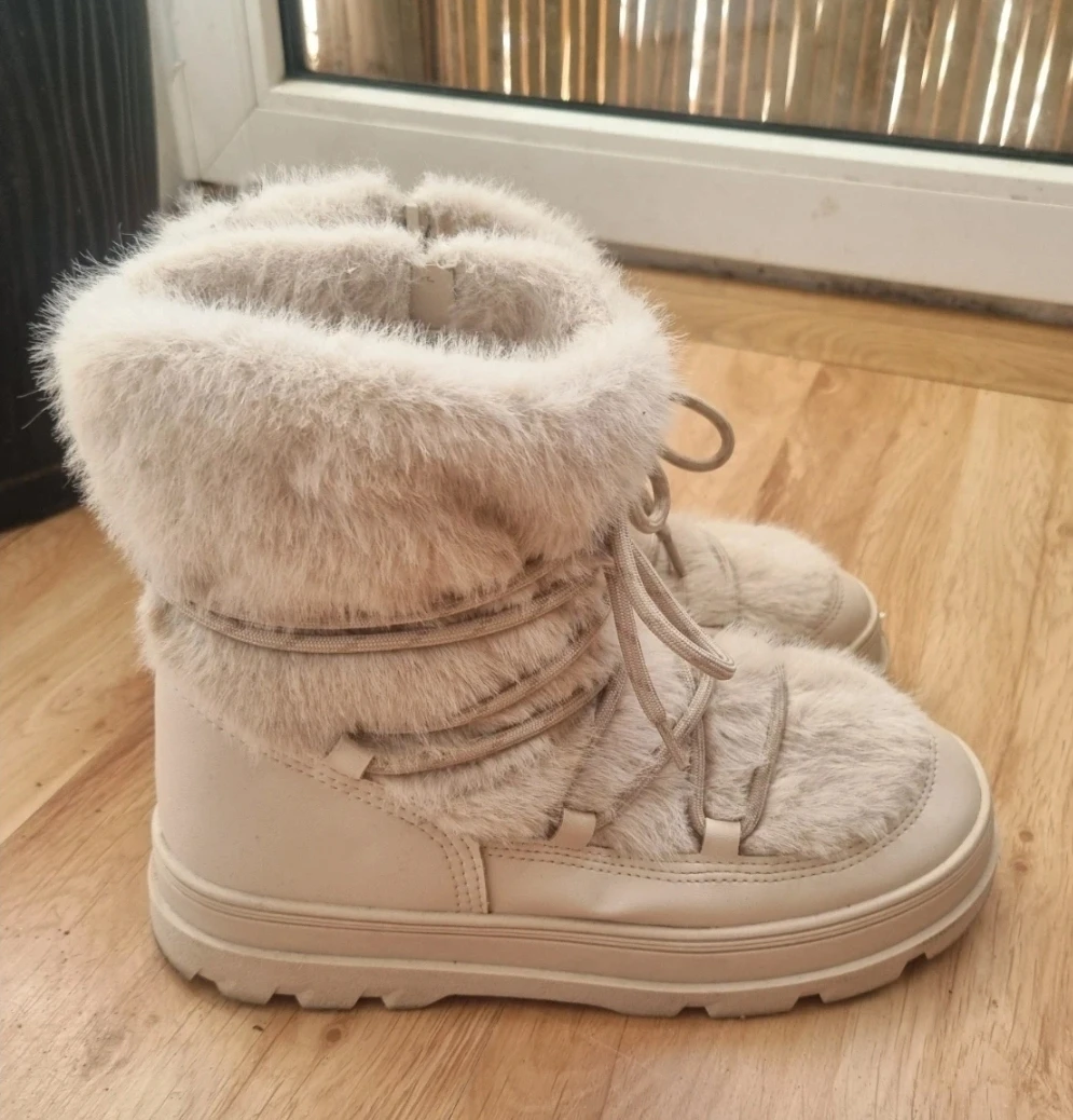 Zara -  Kids  Fuzzy Winter Boots - Cream size 3