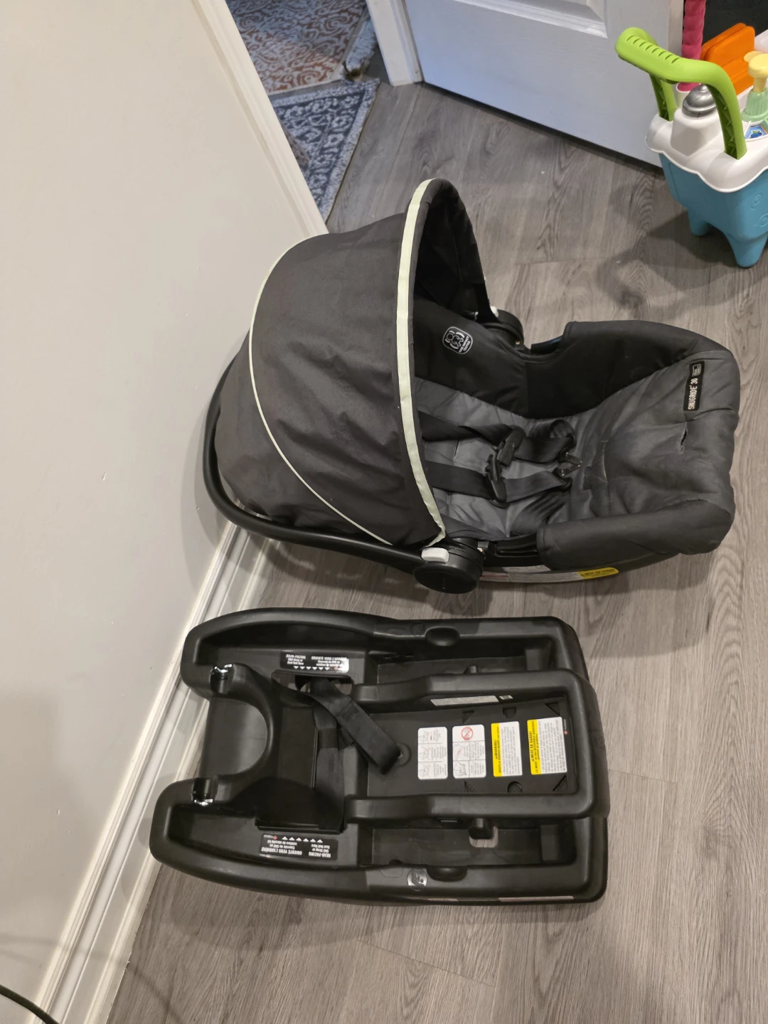 Evenflo Embrace 35 Infant Car Seat with Base - photo 2