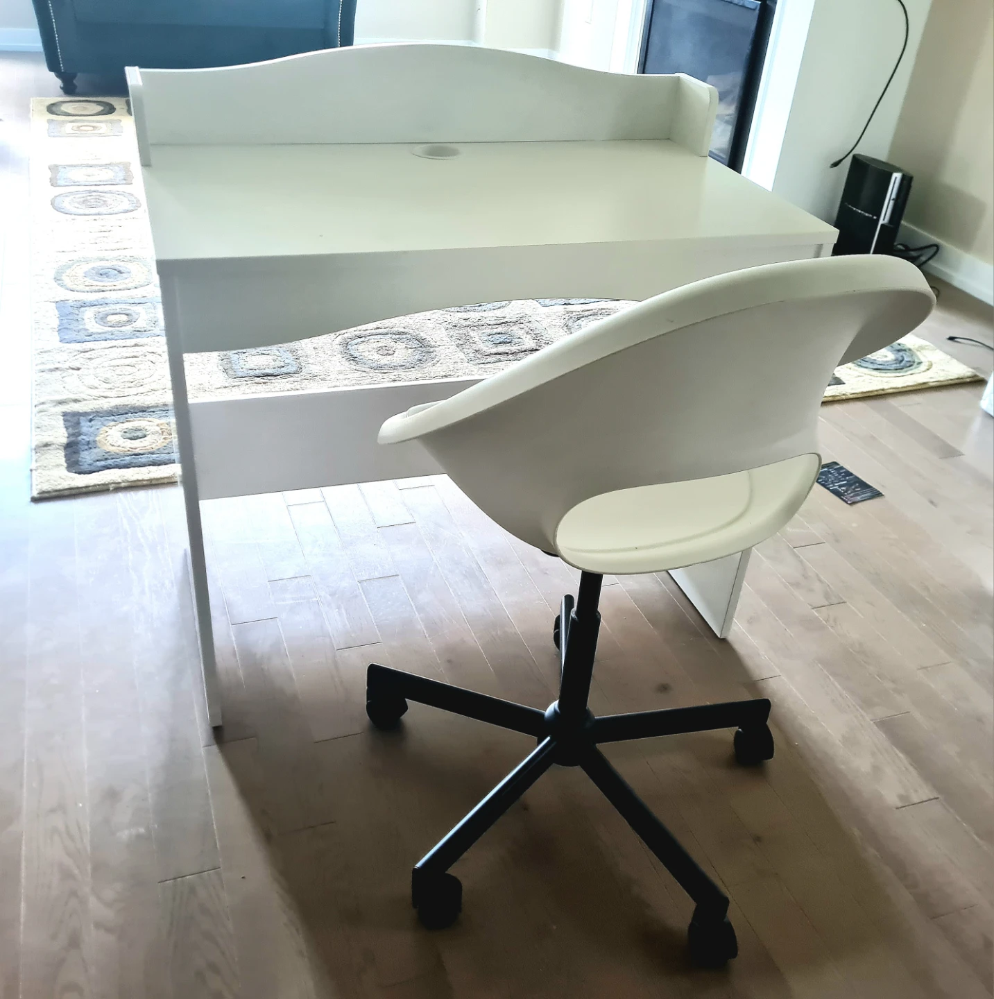White Office Chair and table - photo 2