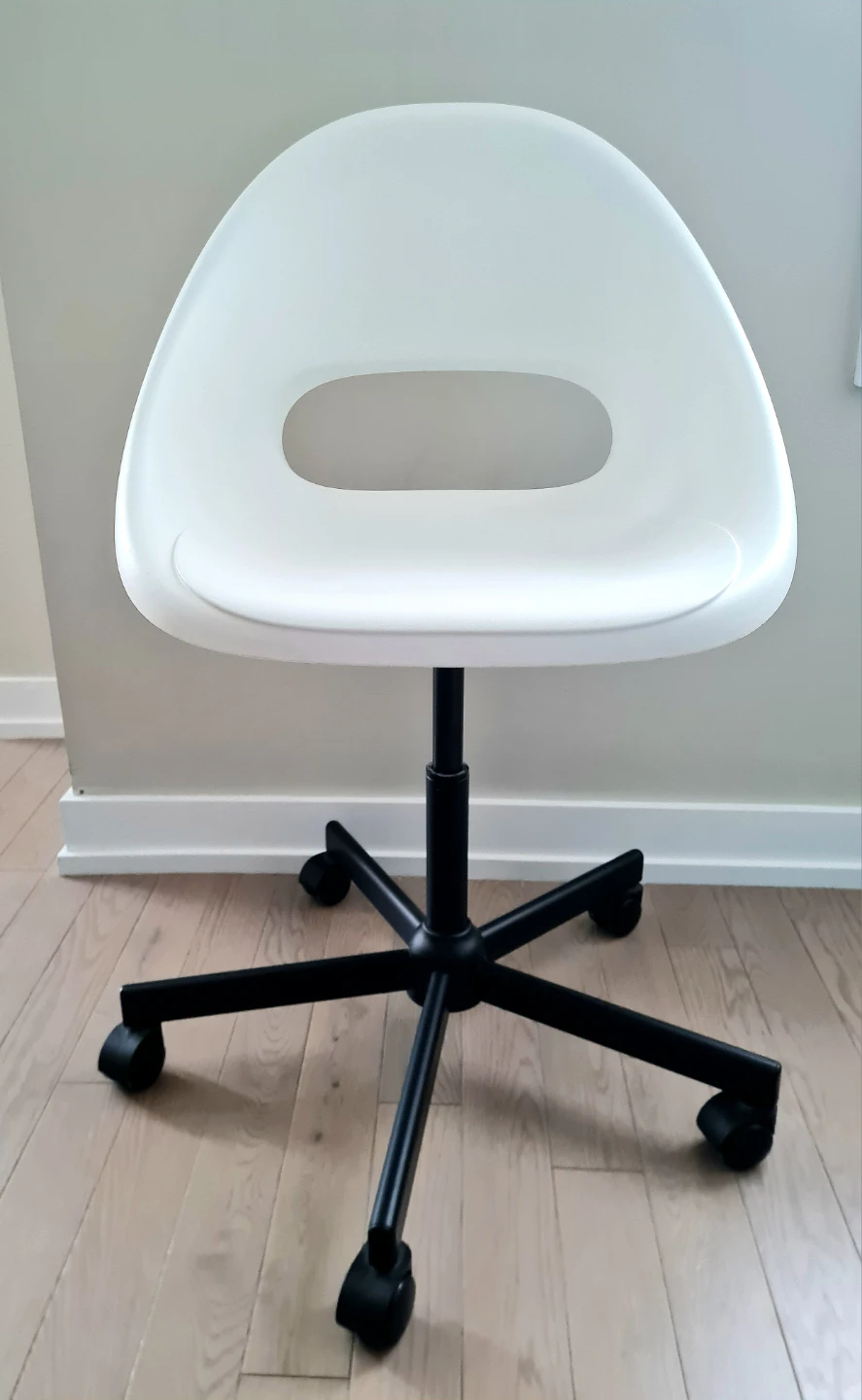 White Office Chair and table - photo 3