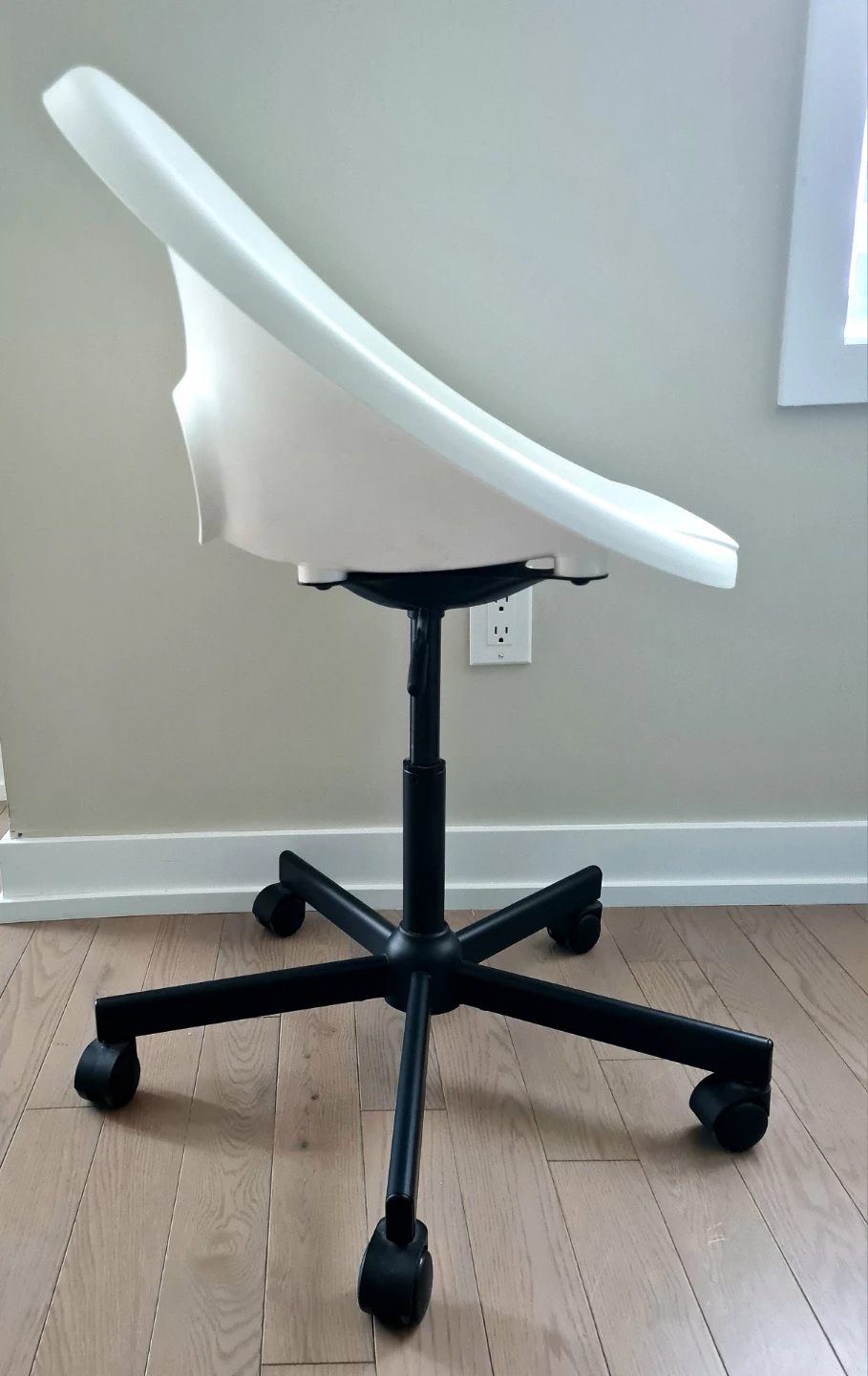 White Office Chair and table - photo 5