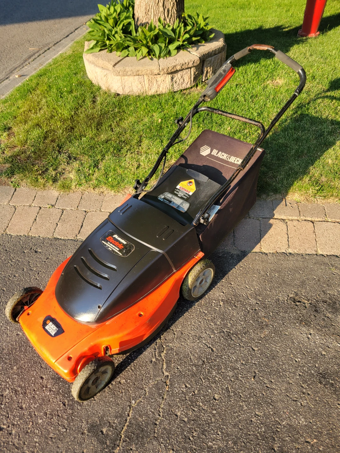 Black & Decker Electric Lawn Mower, corded with bag