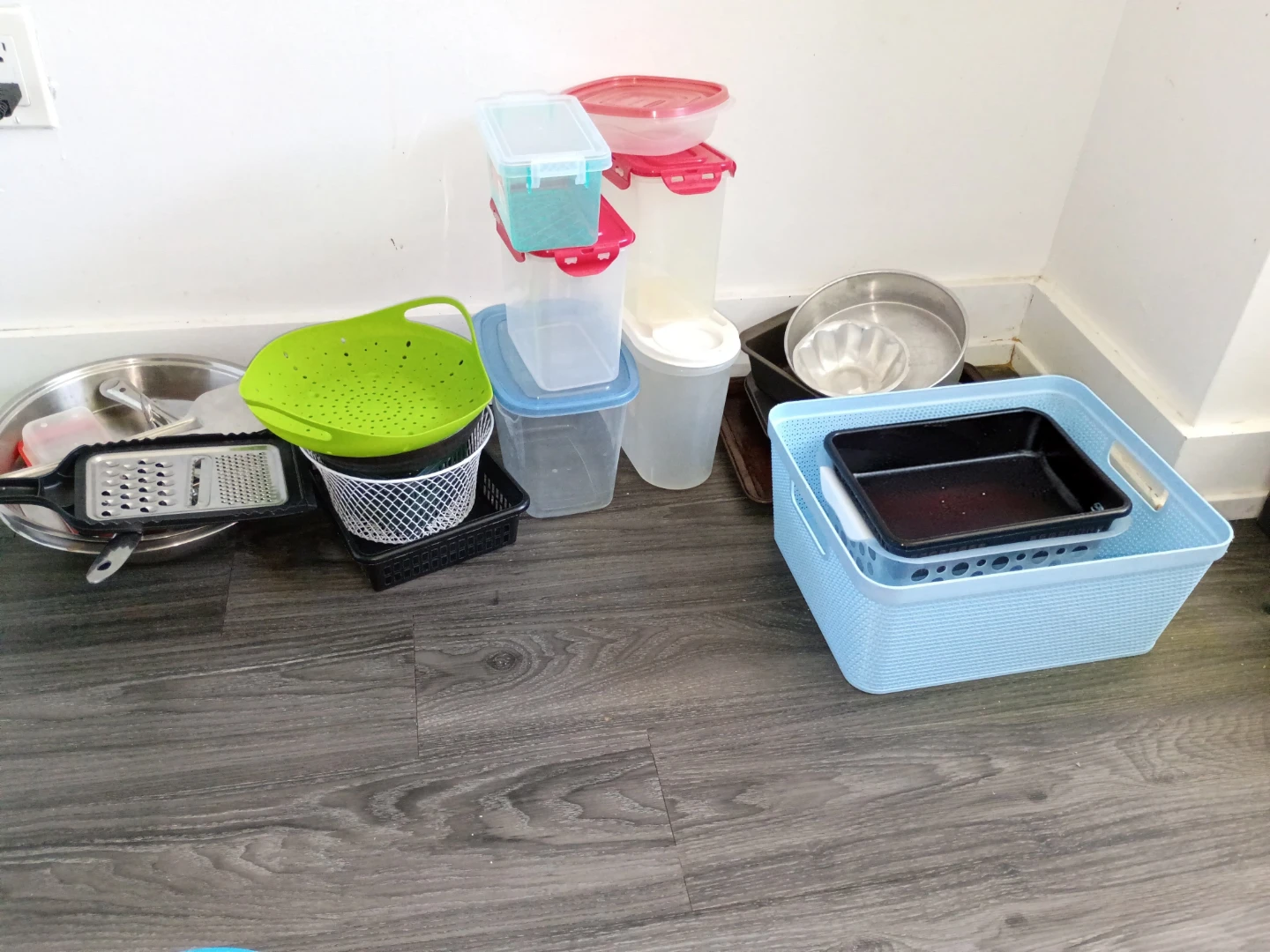 Assorted Kitchenware, bakeware and Food Storage Containers