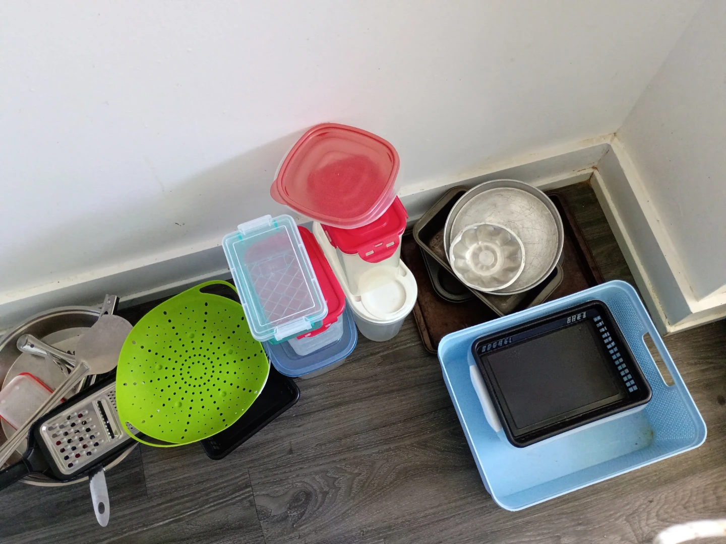Assorted Kitchenware, bakeware and Food Storage Containers - photo 2