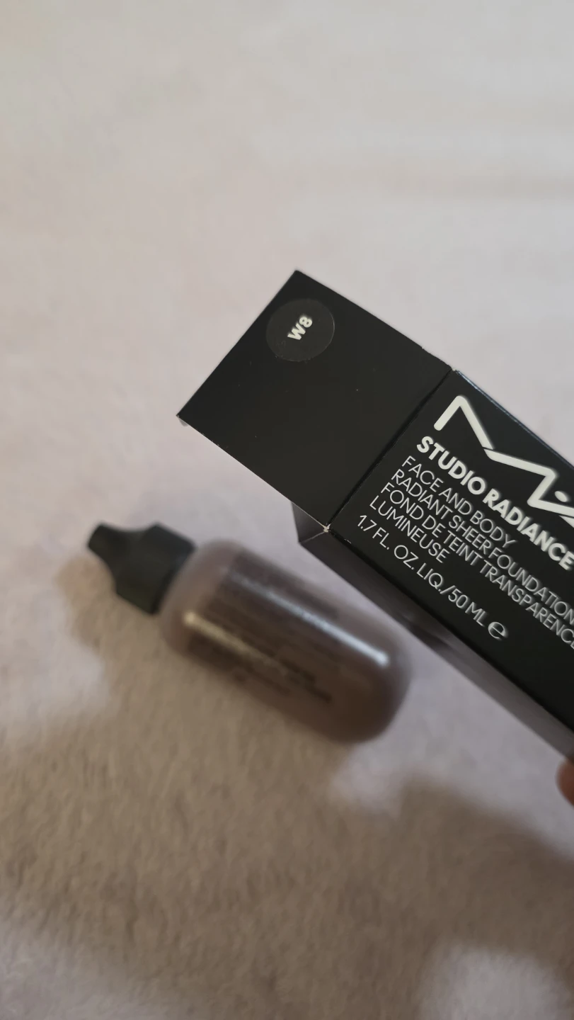 MAC Studio Radiance Face and Body Foundation W8 - photo 4