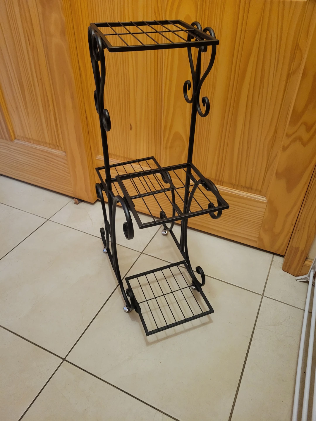 Black Metal 4-Tier Plant Stand. NEW - photo 3
