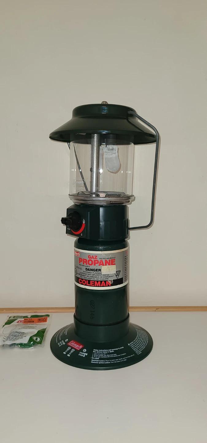 Coleman Propane Lantern + Case - 2 Mantles & Full Tank!