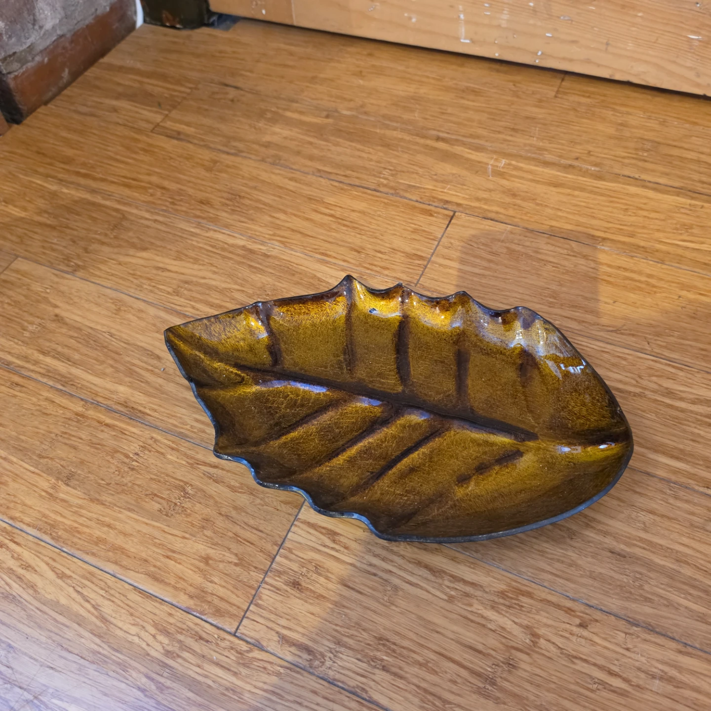 Leaf-shaped decorative dish