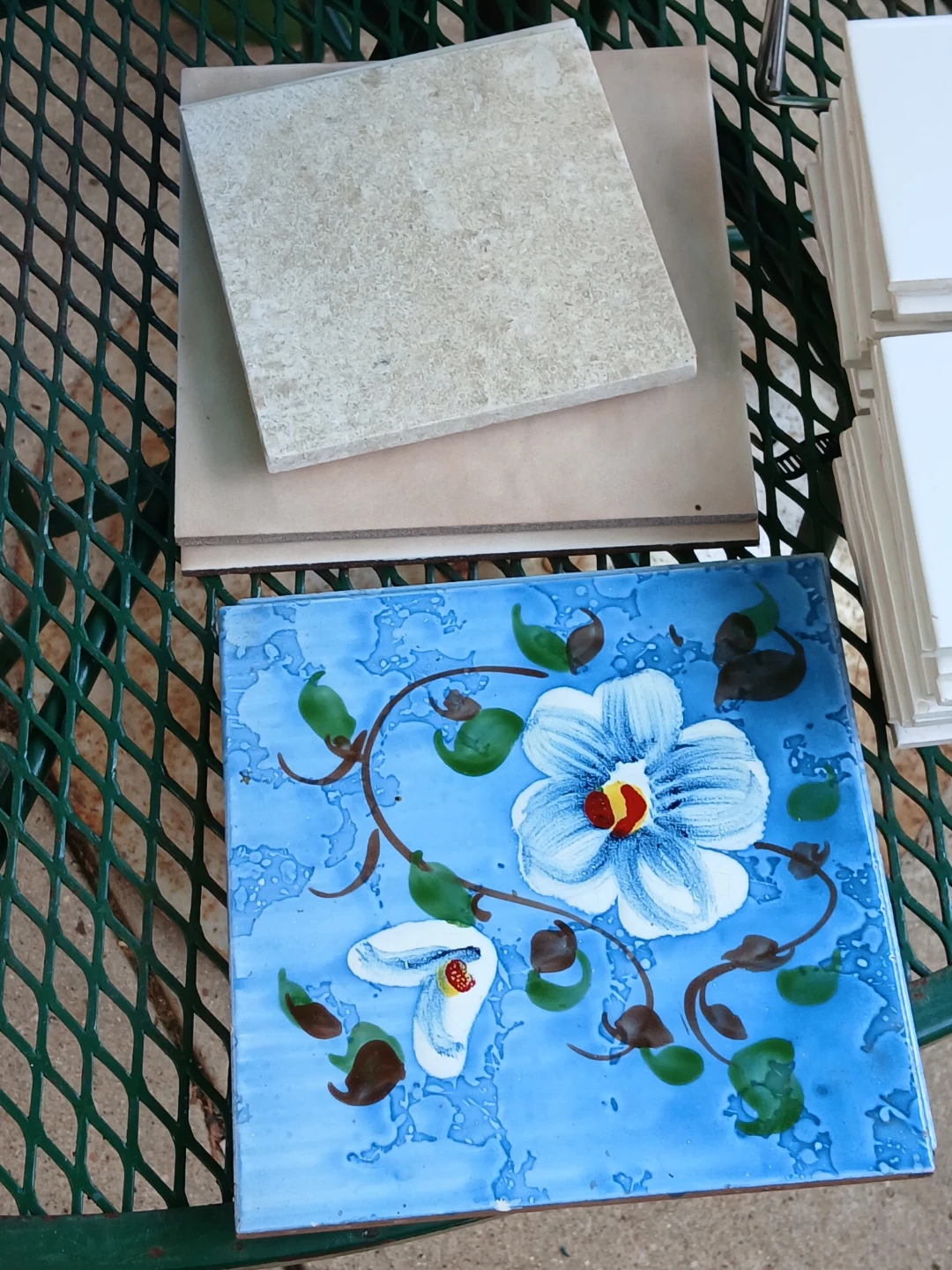 Mixed Lot of Decorative and Plain Tiles - photo 2