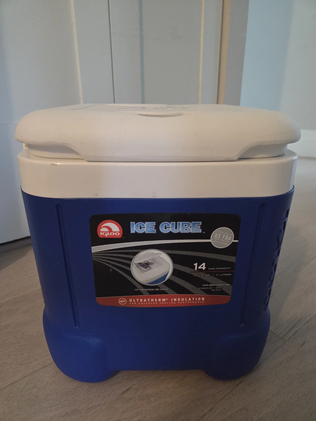 Igloo Ice Cube Cooler 14 Can Capacity Blue/White