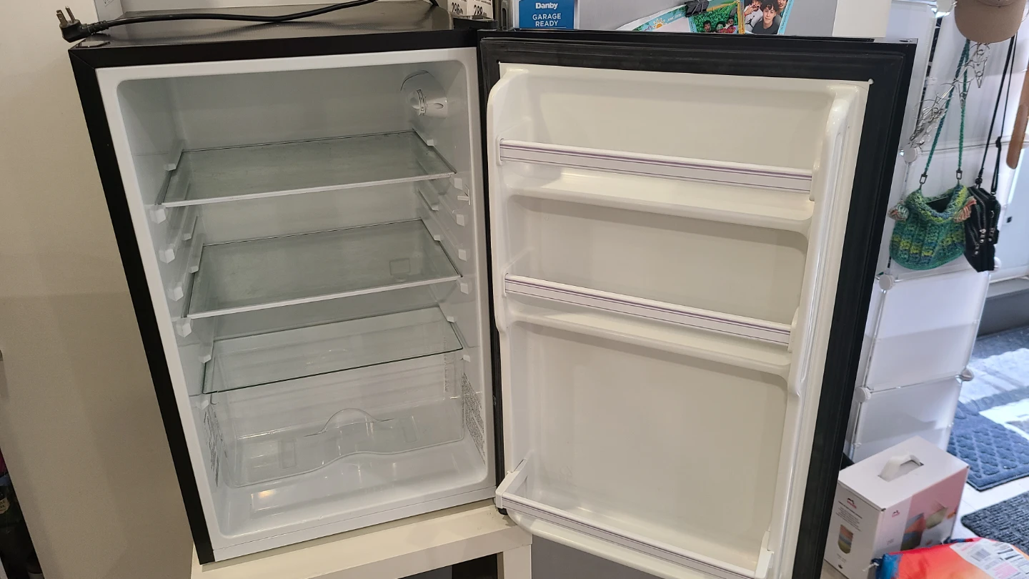 Hisense Mini Fridge - photo 4