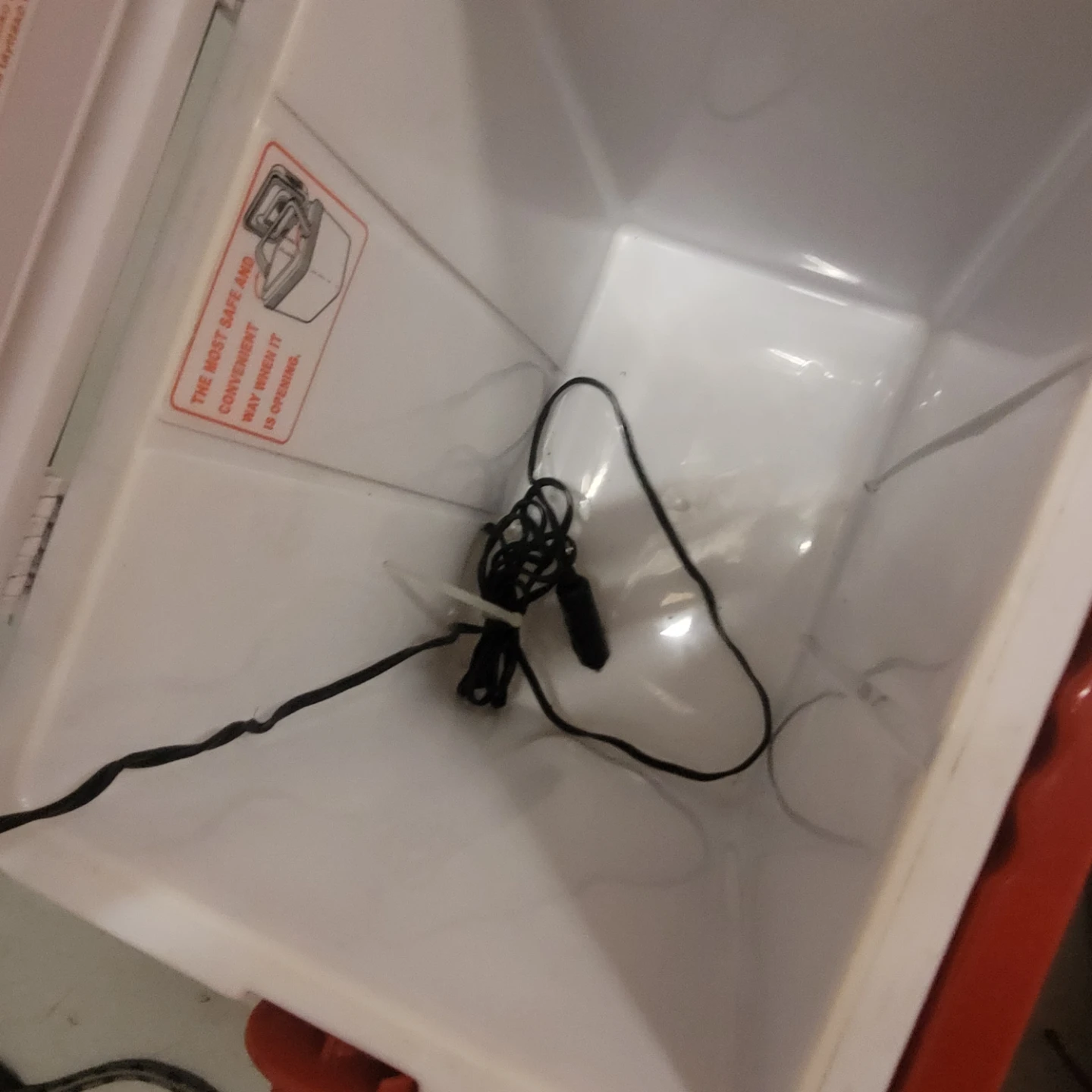Cooler Box with Power Cord FOR THE CAR - photo 2