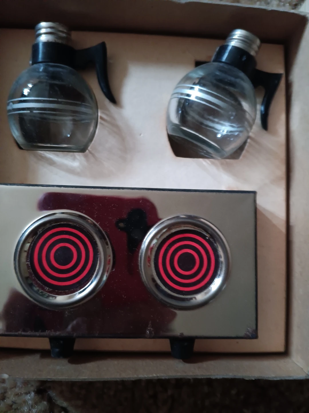 Vintage Miniature Stove Top with Salt & Pepper Shakers - photo 2