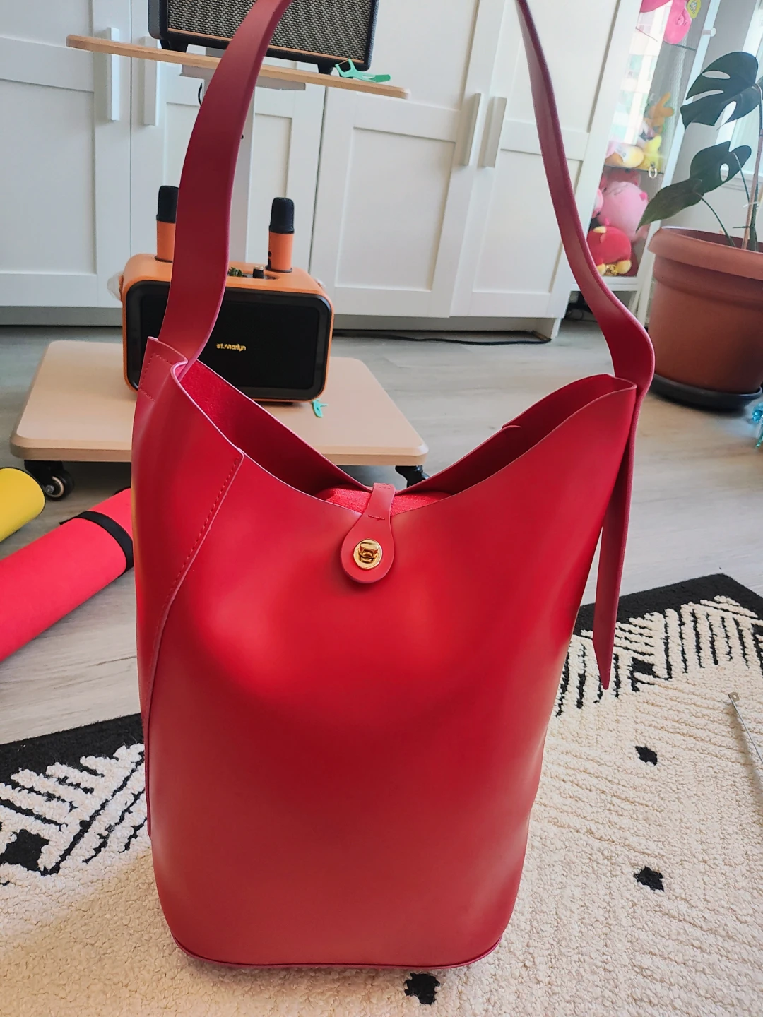 Elizabeth Arden Red Leather Bucket Bag - photo 2