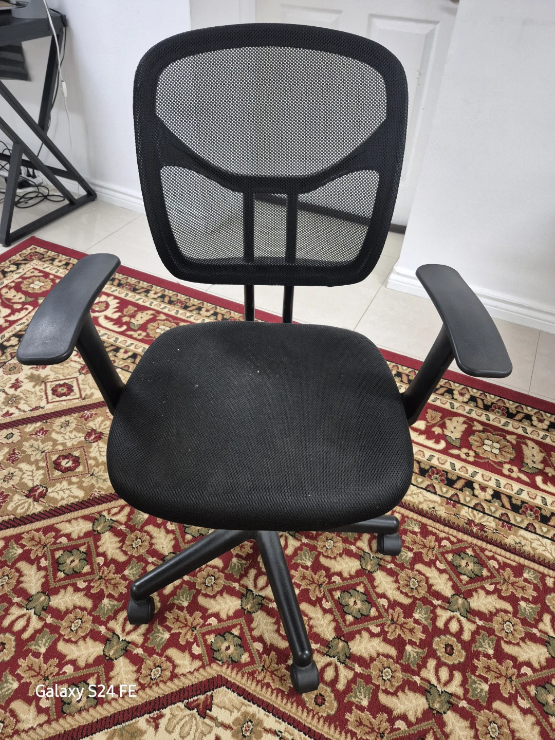 Black Mesh Office Chair with Armrests - photo 3