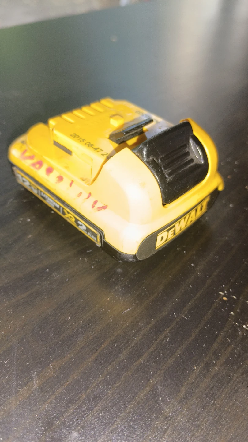 Milwaukee M18 XC8.0 & DeWalt 20V Batteries - photo 3