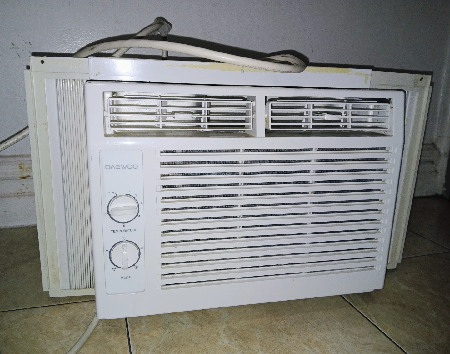 DAEWOO 5,000 BTU Window Air Conditioner (not cooling)