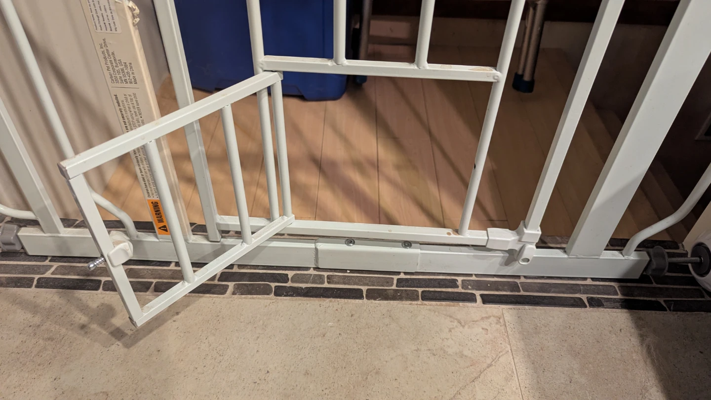 Carlson Safety Gate - Extra wide with Pet Door + Wall Protectors - photo 3