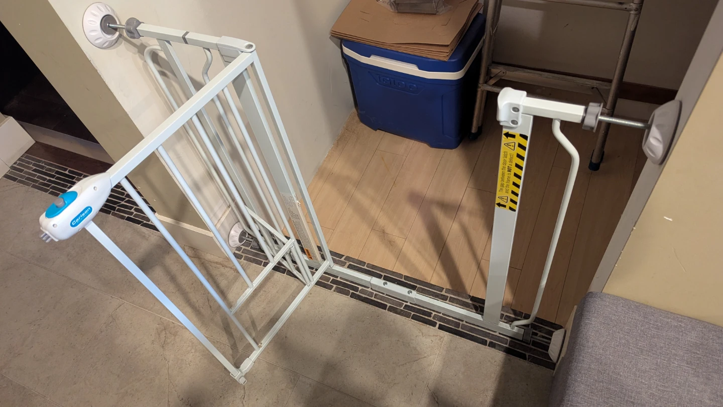Carlson Safety Gate - Extra wide with Pet Door + Wall Protectors - photo 4