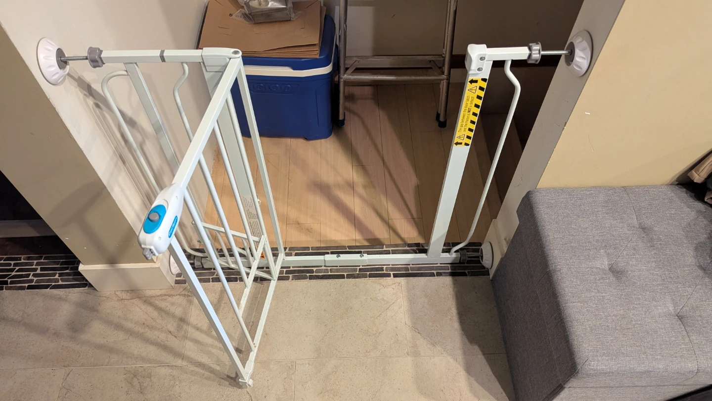 Carlson Safety Gate - Extra wide with Pet Door + Wall Protectors - photo 5