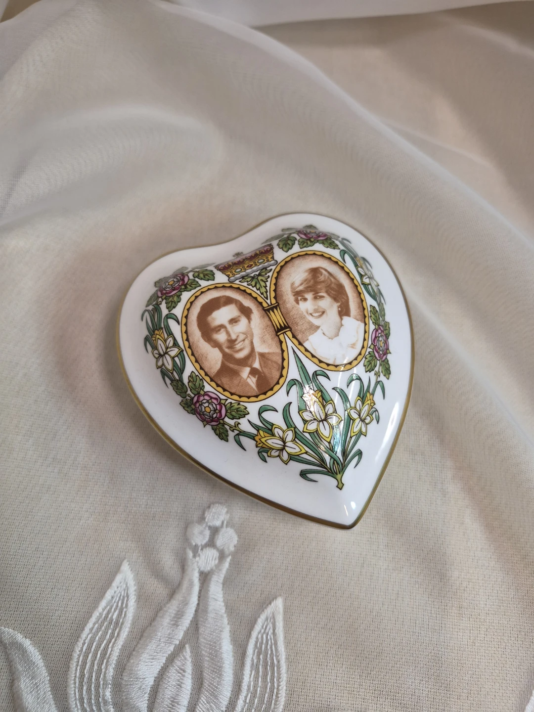 Beautiful Bone China Diana Royal Wedding 1981 Trinket Box -Spode