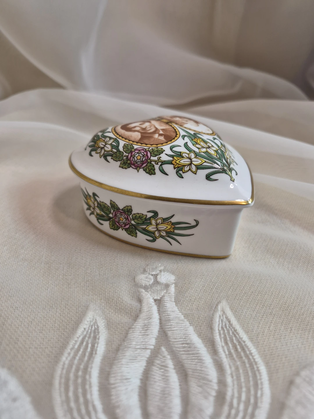 Beautiful Bone China Diana Royal Wedding 1981 Trinket Box -Spode - photo 2