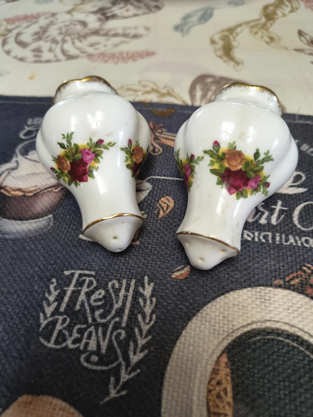Royal Albert Old Country Roses Salt and Pepper Shakers - photo 3