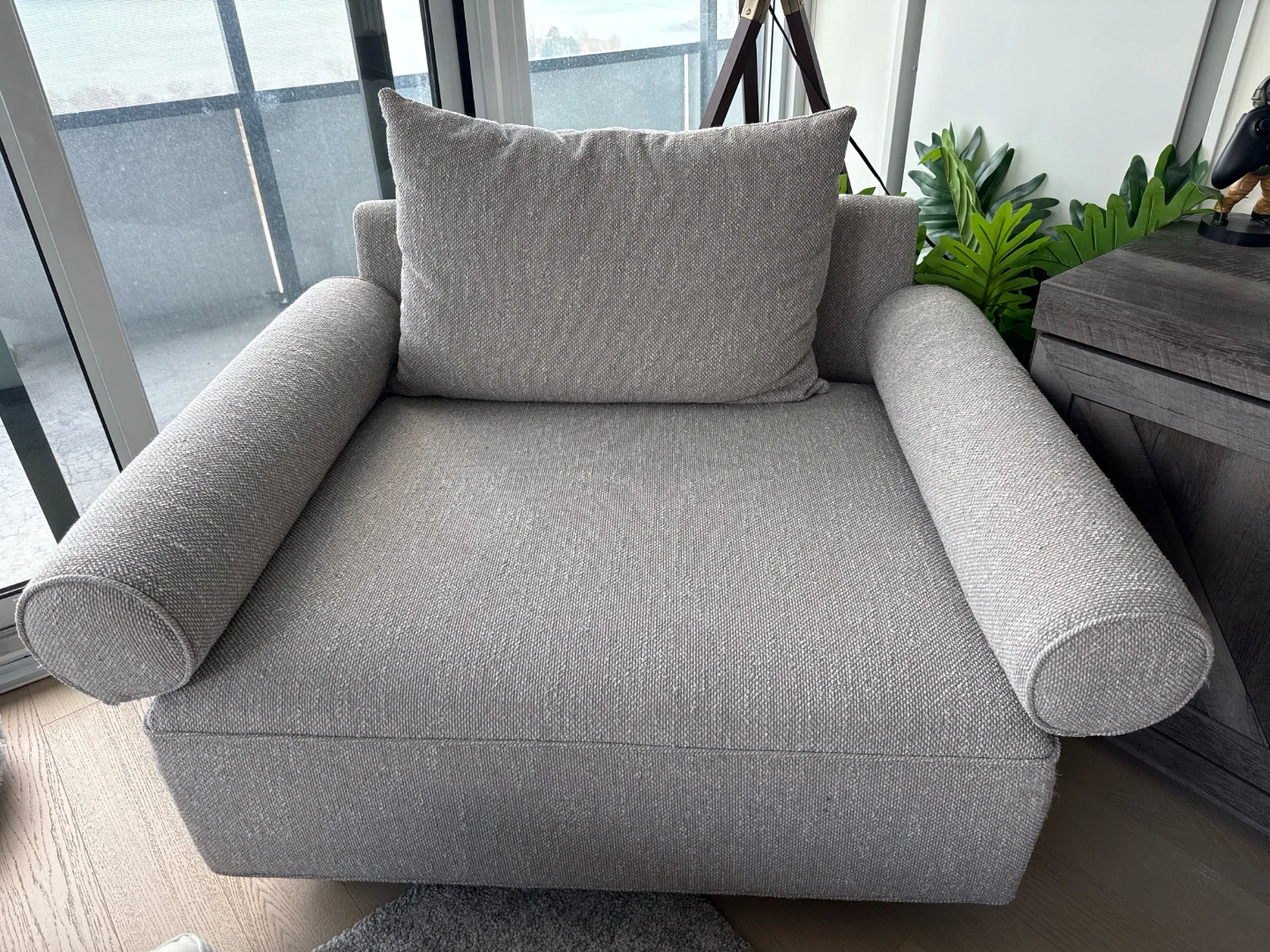 Modern Lounge Chair + Pillow (Excellent Condition) - photo 2