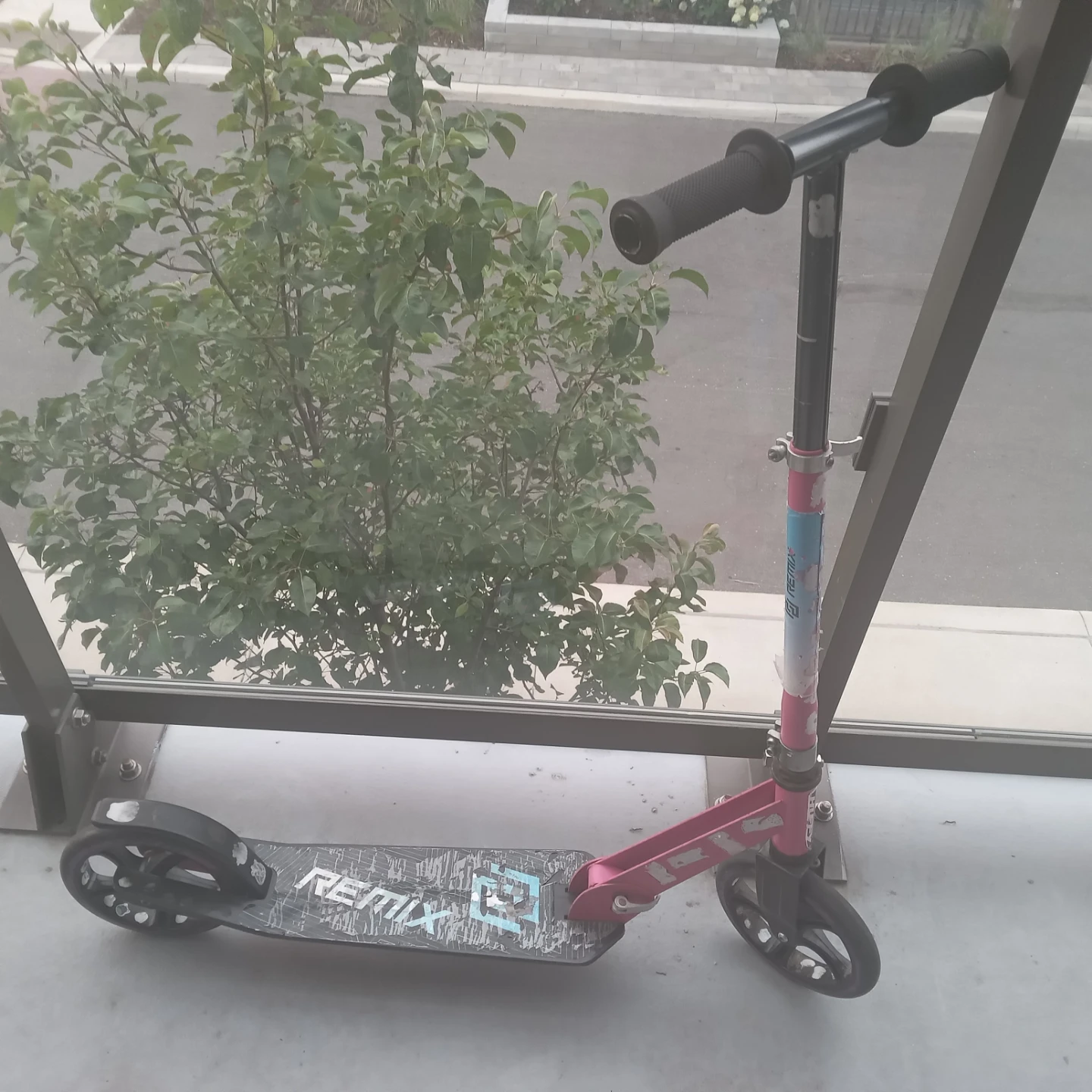 Kids Scooter: 1 Blue with Pink Handle ($10) and 1 pink ($20) - photo 3