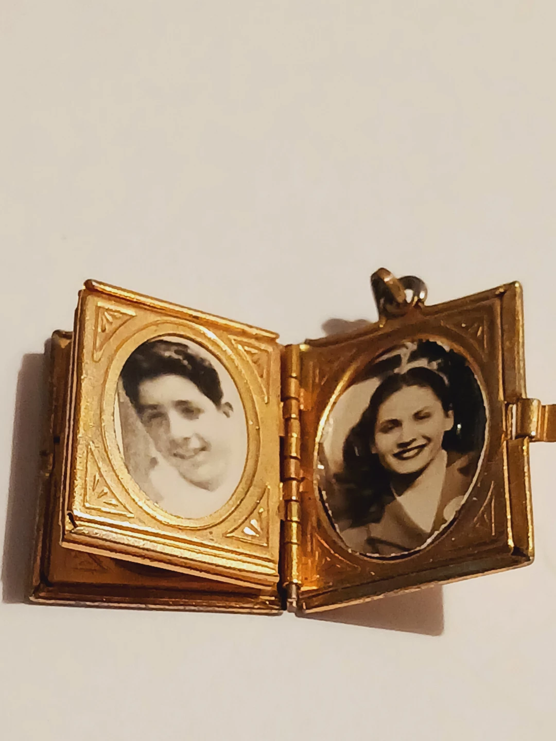 Antique Ornate Gold Tone Photo Locket Pendant - photo 2