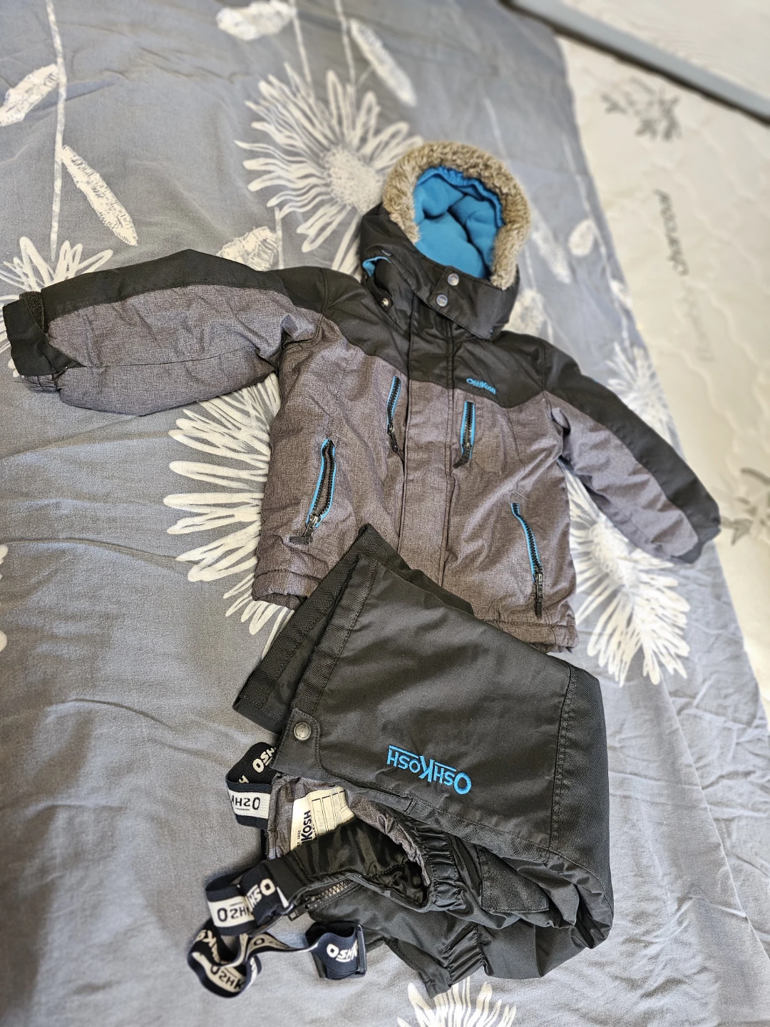 OshKosh B'gosh snow Suit Set - 4T