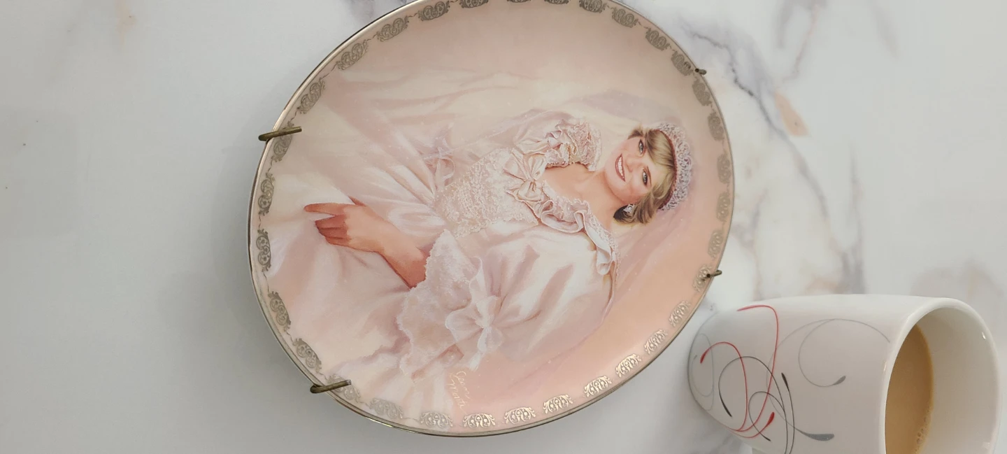The Bradford Exchange Queen of Our Hearts Plate - photo 3