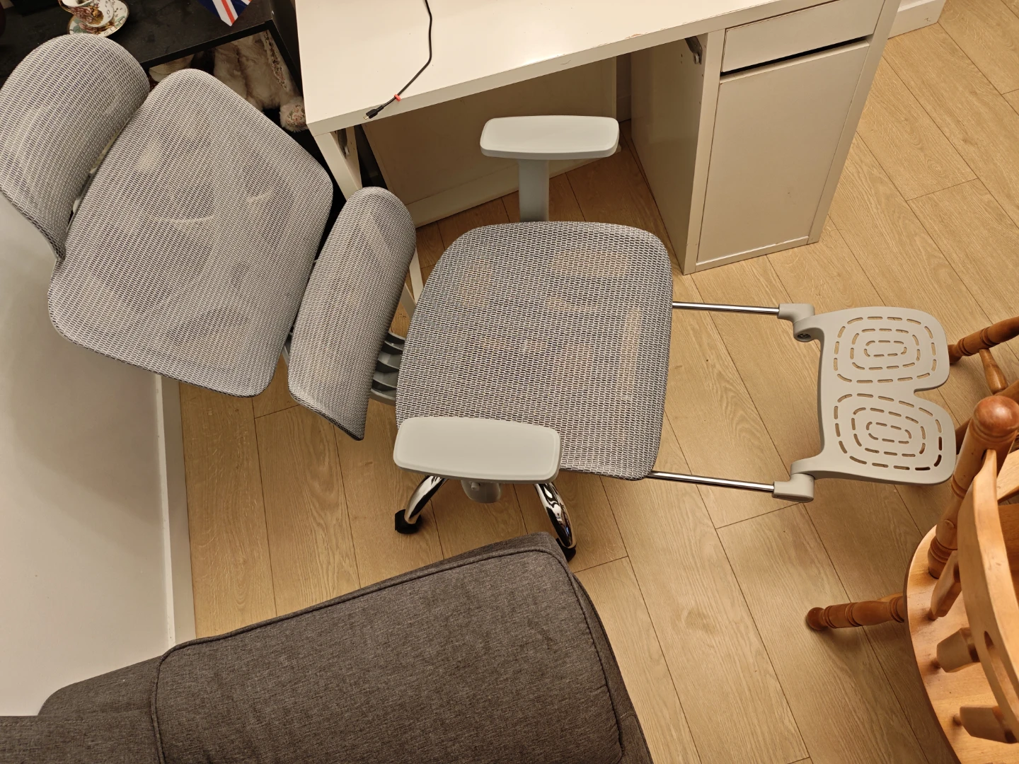Grey Mesh Ergonomic Office Chair with Footrest
