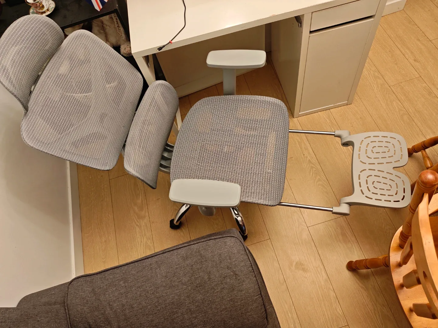 Grey Mesh Ergonomic Office Chair with Footrest