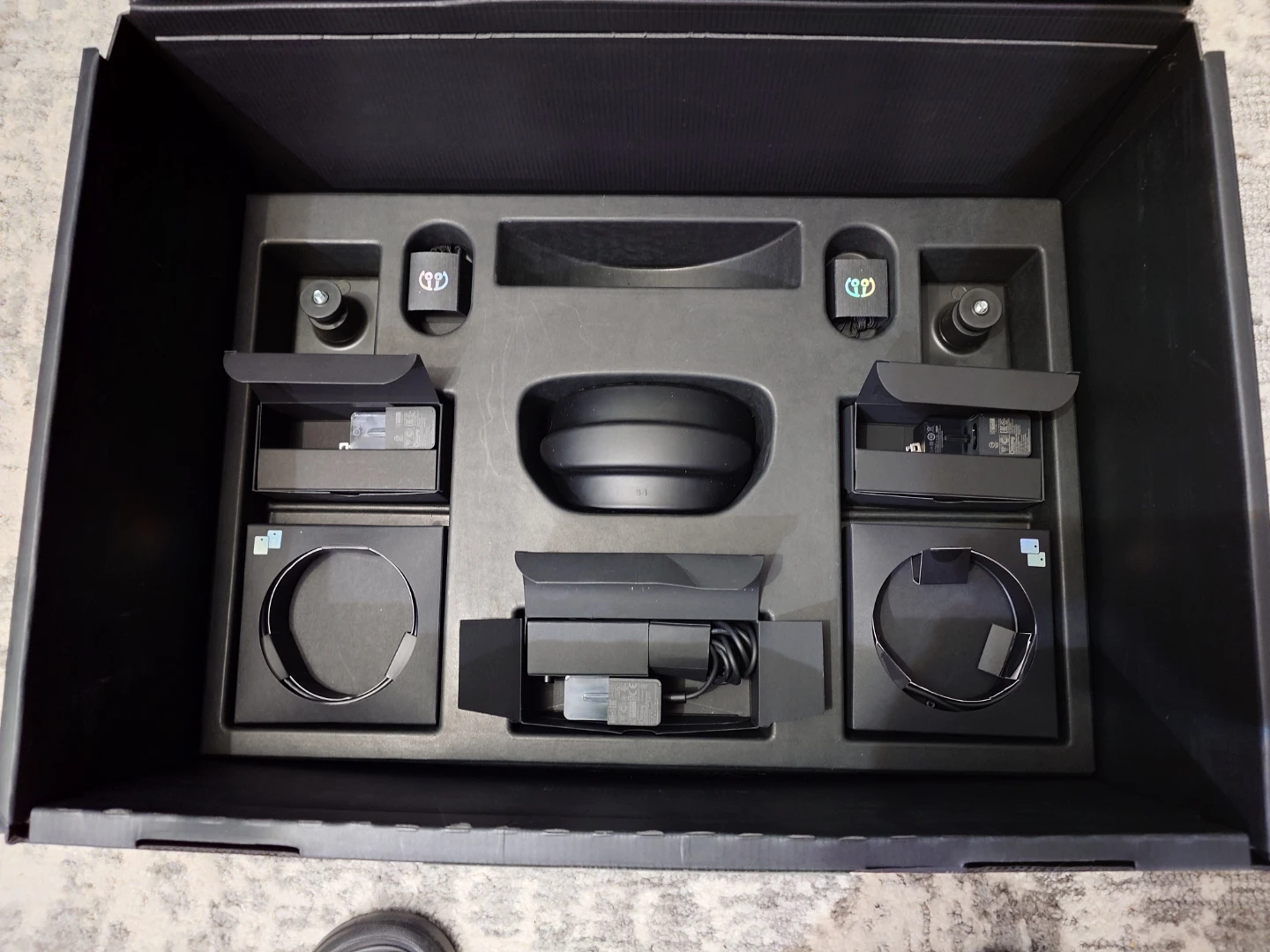 Valve Index VR Headset Full Kit - photo 2