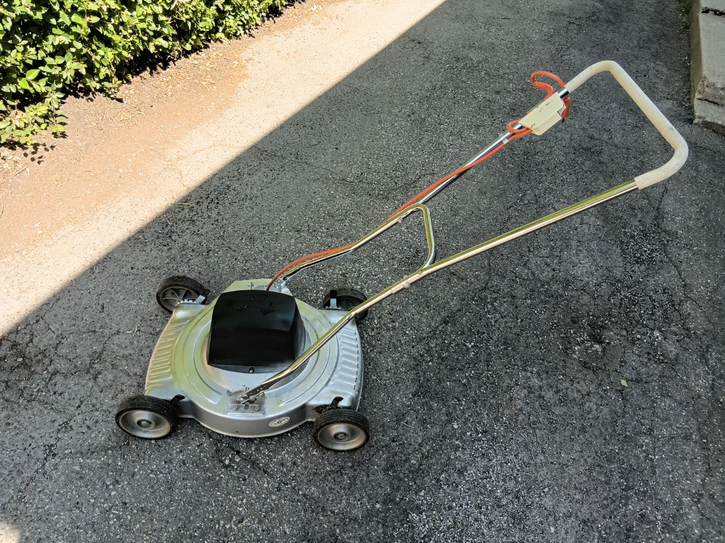 GE Compact 18" Electric Lawnmower