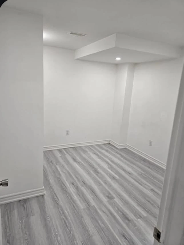One room available in a  two bedroom basement apartment - photo 2