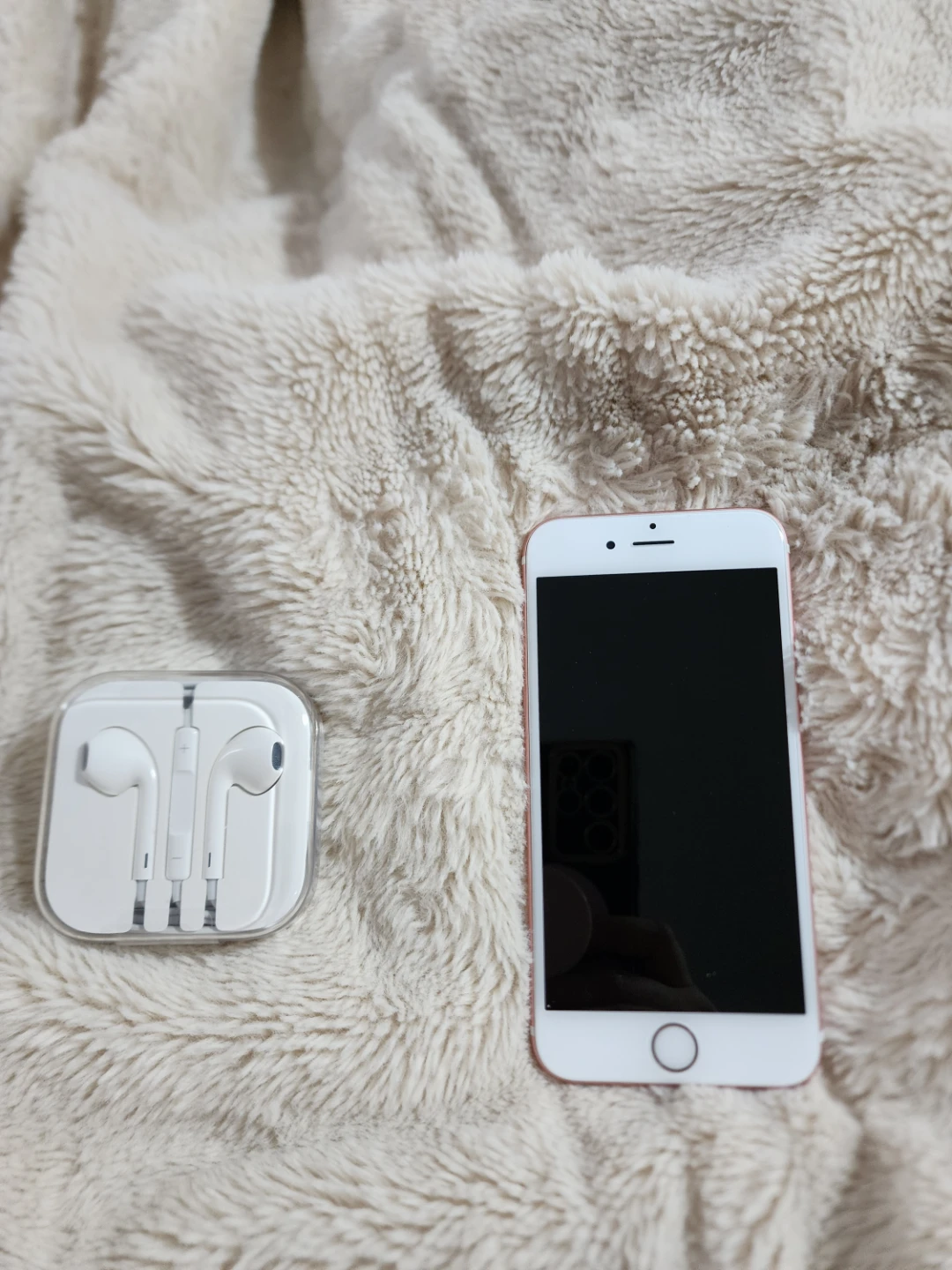 Apple iPhone 6S Rose Gold, comes with headphones.