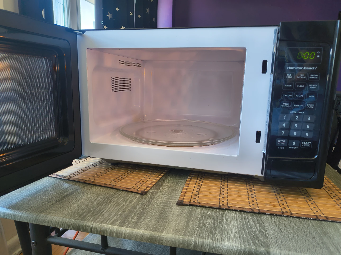 Hamilton Beach Microwave Oven - photo 2