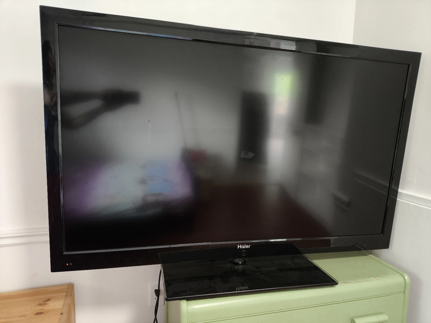 Selling a 55" Haier LED TV in excellent working condition. - photo 3