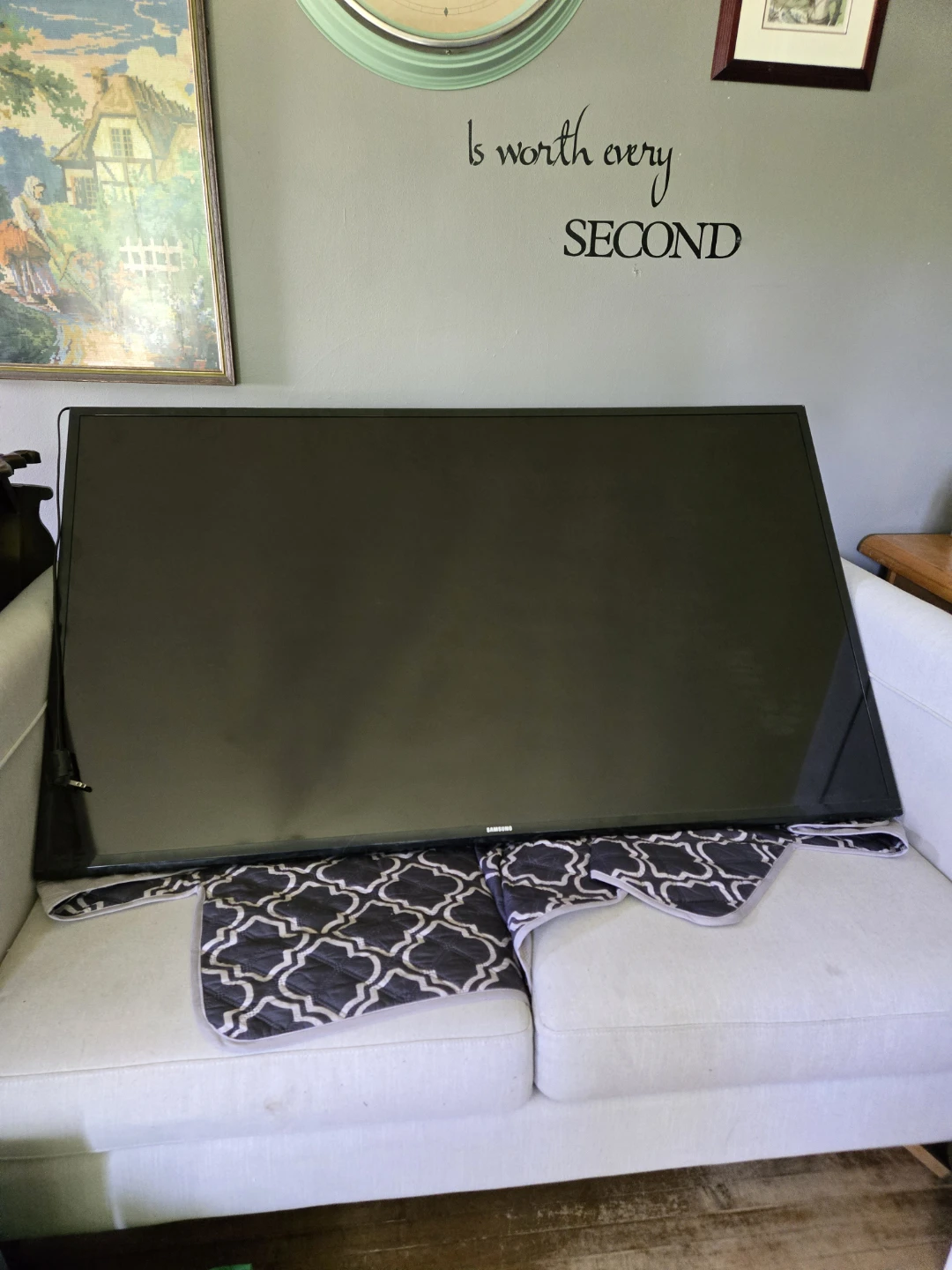 55 inch Samsung big screen TV wall mounted TV