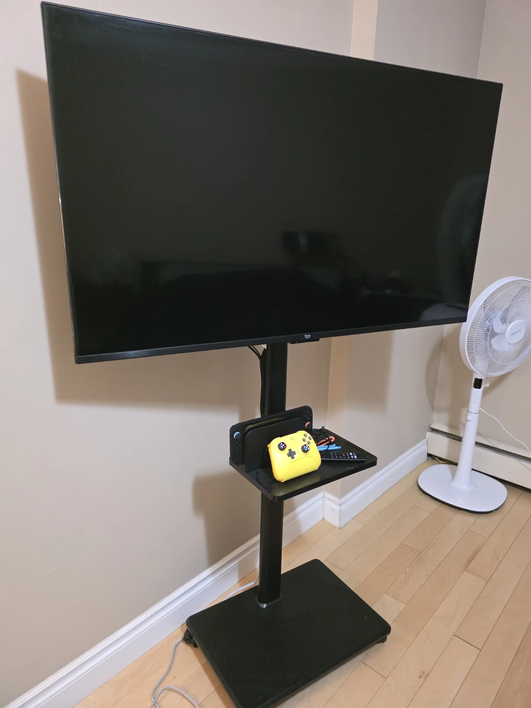 Black Rolling TV Stand+Amazon Fire TV 50"