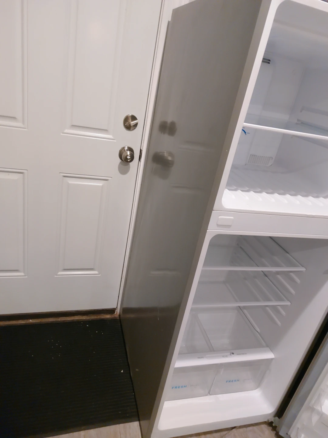 Frigidaire Refrigerator - photo 3