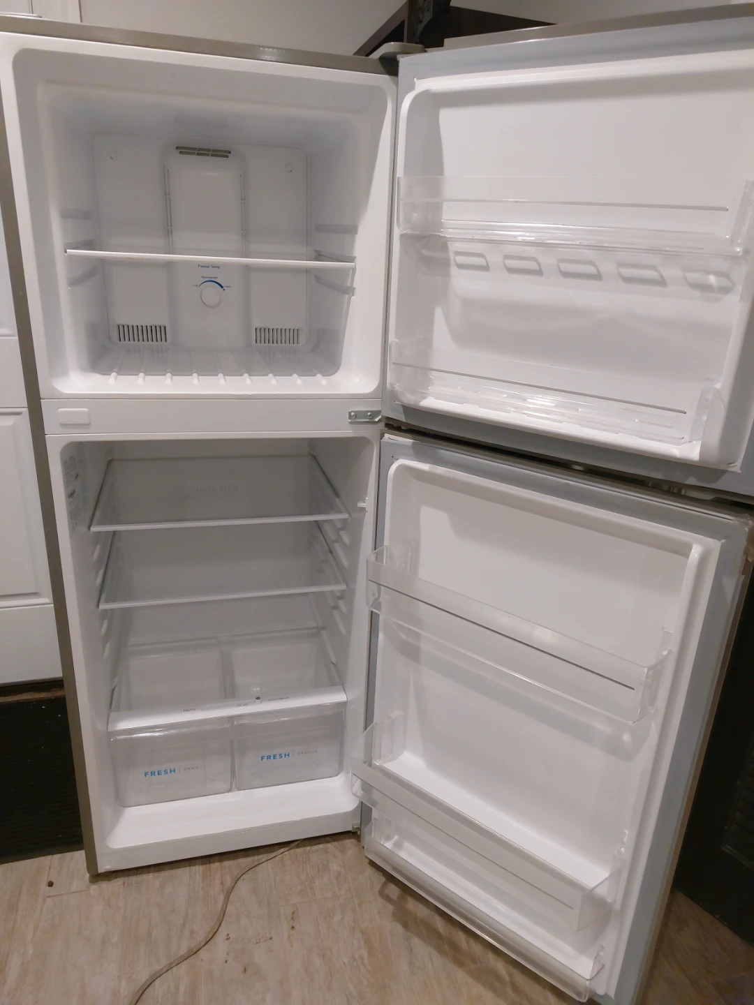 Frigidaire Refrigerator - photo 4