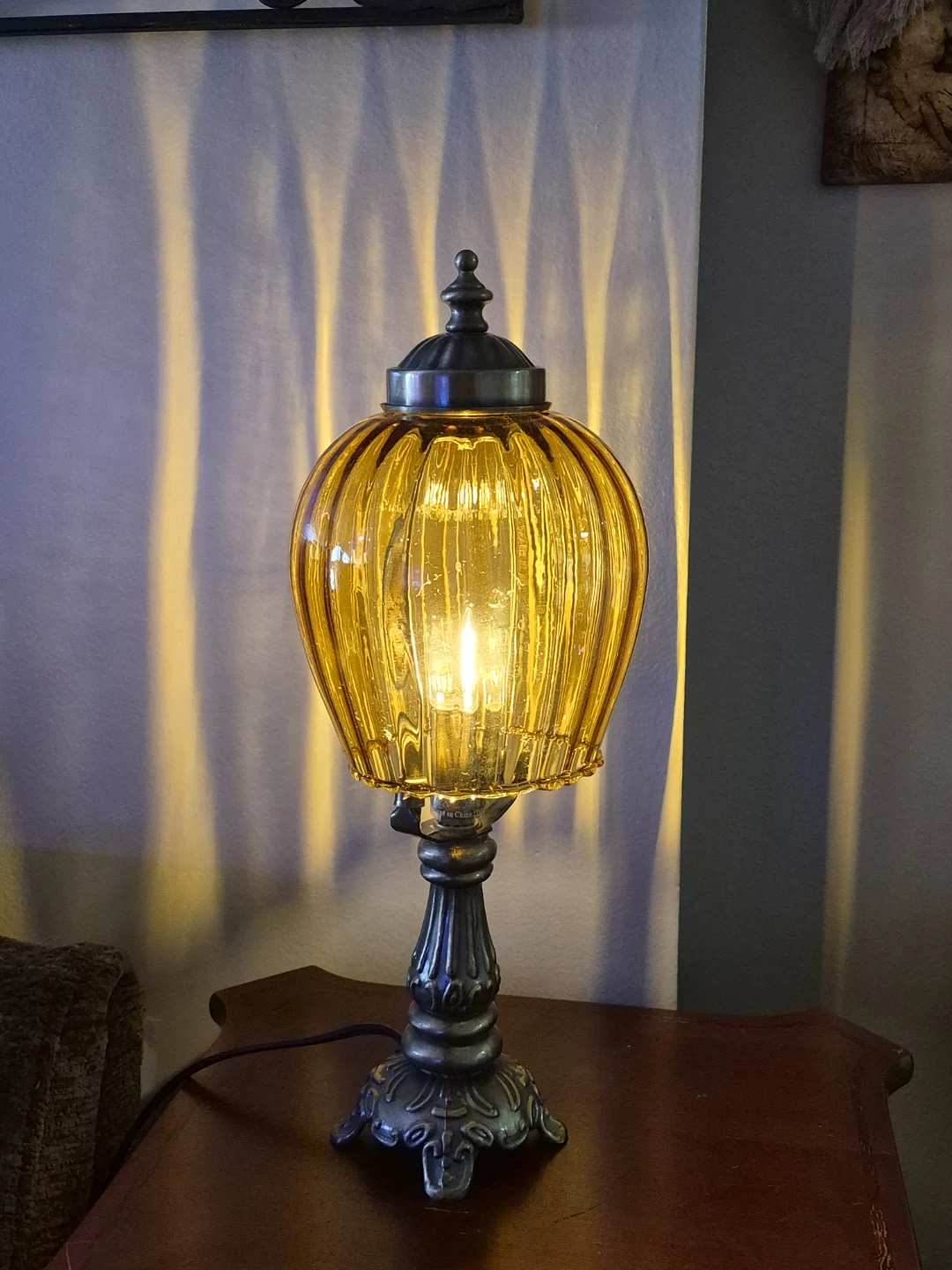 Beautiful 13 1/2" Tall Vintage Side Table Lamp Light