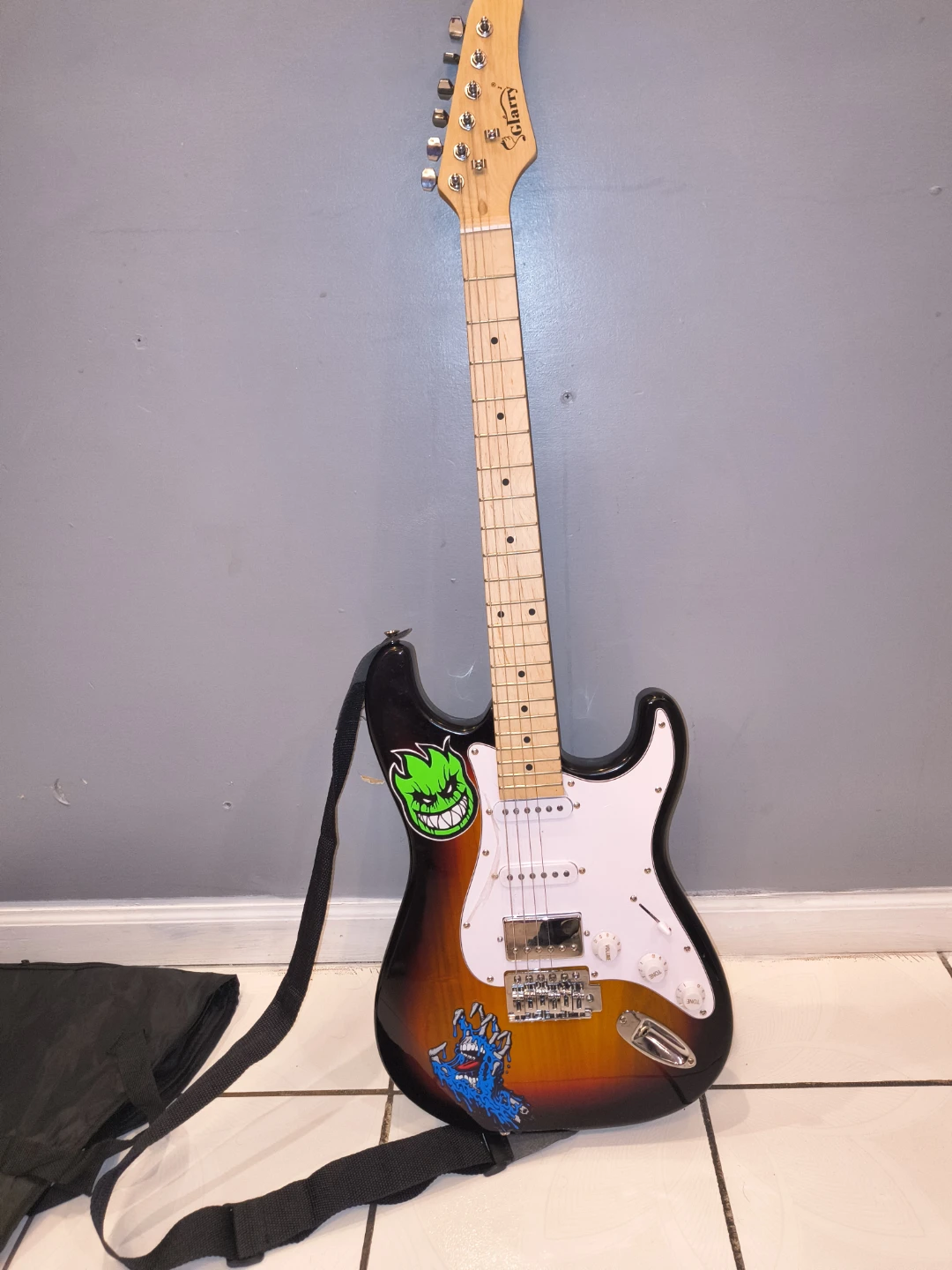 Squier Electric Guitar with Gig Bag - photo 2